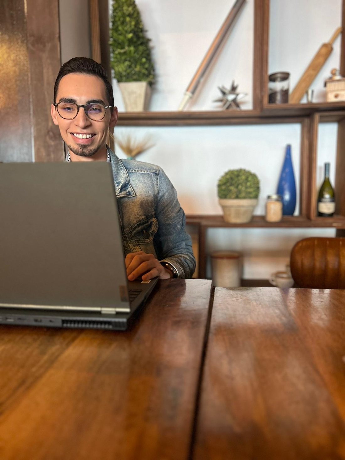 Joseluis sonriendo mientras trabaja en su laptop